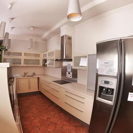 Alexandra Old Town Square - Up To 23pax Appartement