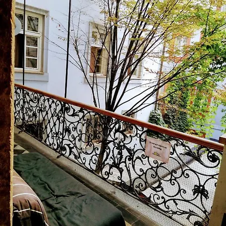Alexandra Old Town Square - Up To 23pax *