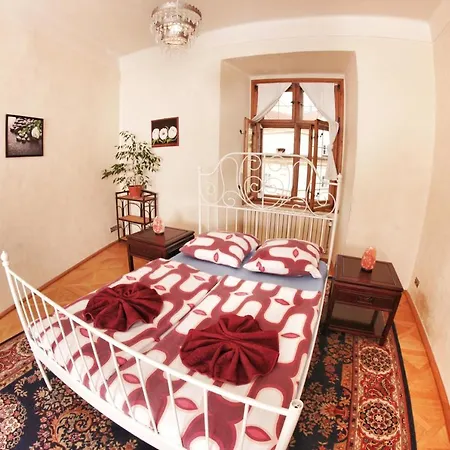 Alexandra Old Town Square - Up To 23pax * Prag